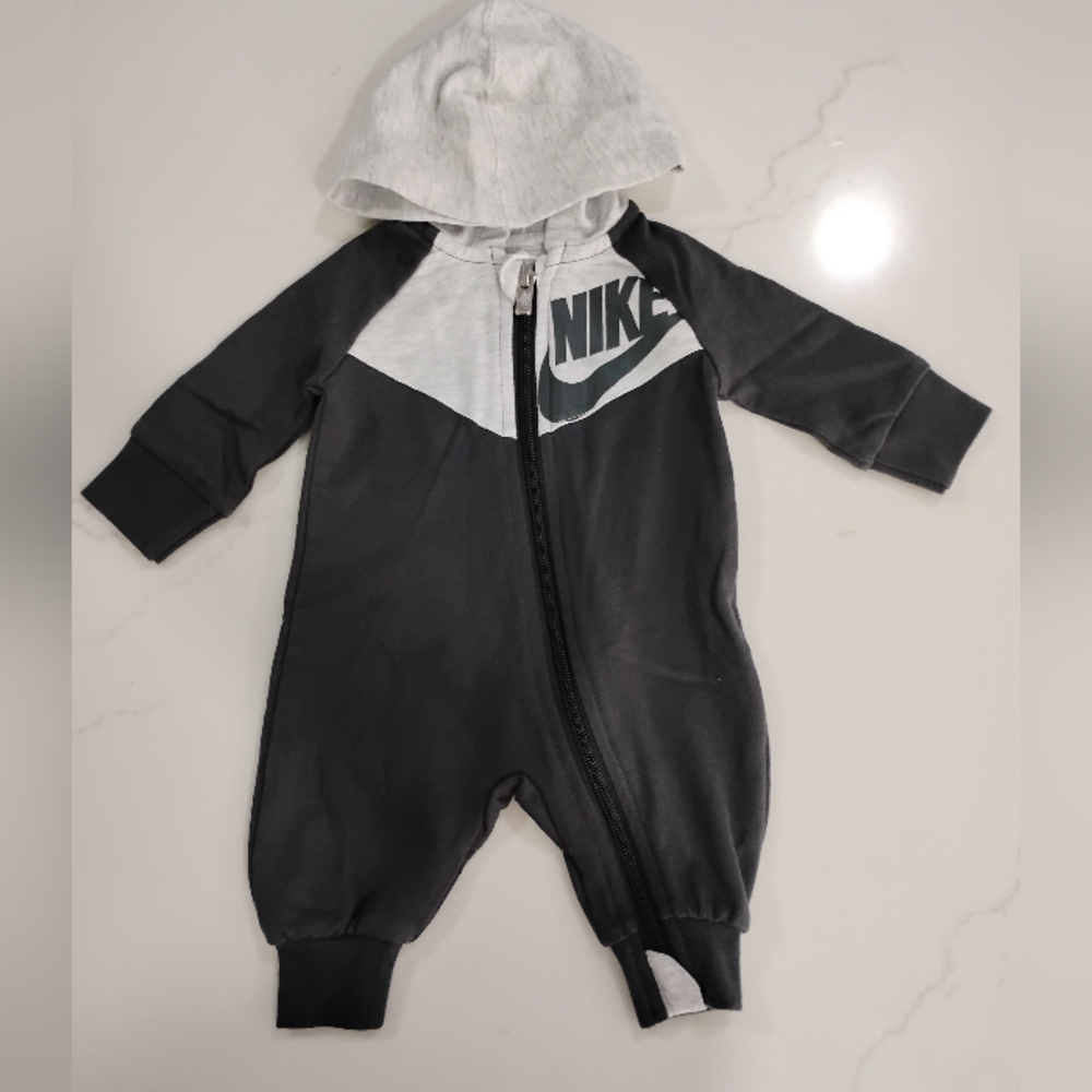 Nike Gray and White Footies One Piece Size Newborn